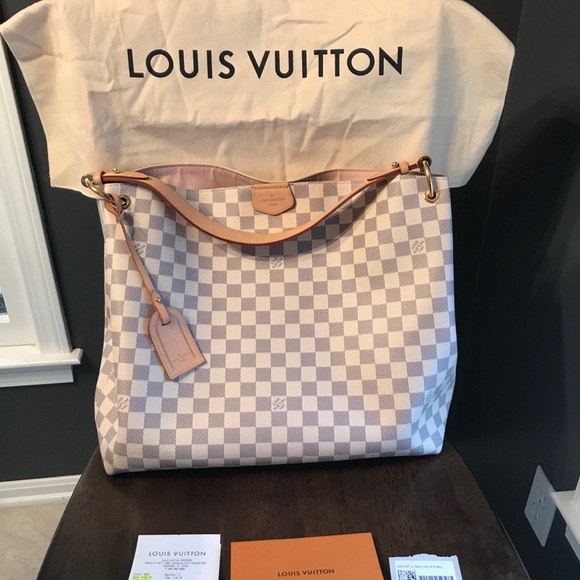 Louis Vuitton Handbags - Louis Vuitton Hand bag.. 1 month new!